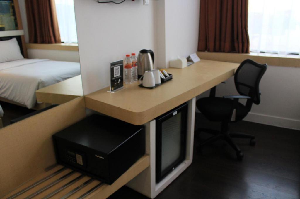 Brits Hotel Karawang Exteriér fotografie
