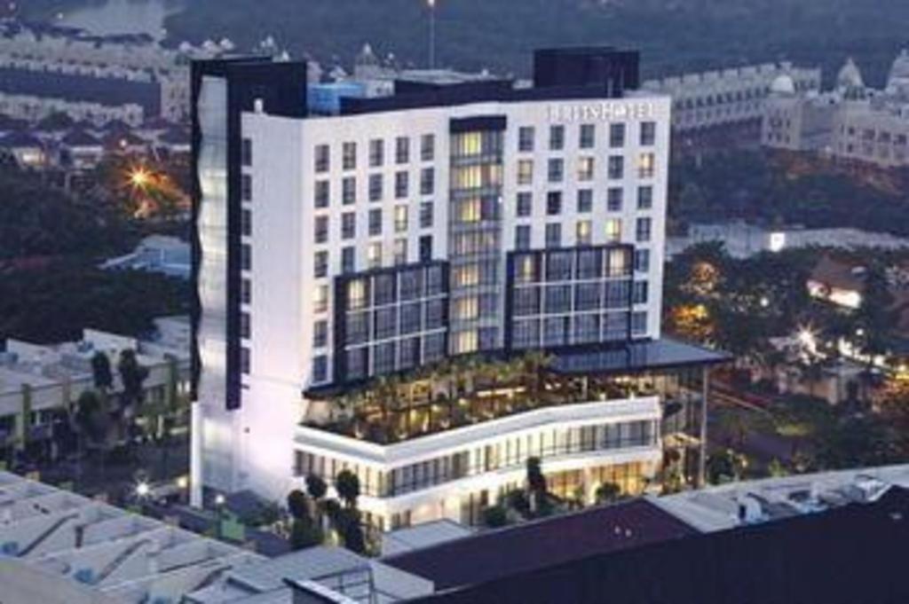 Brits Hotel Karawang Exteriér fotografie