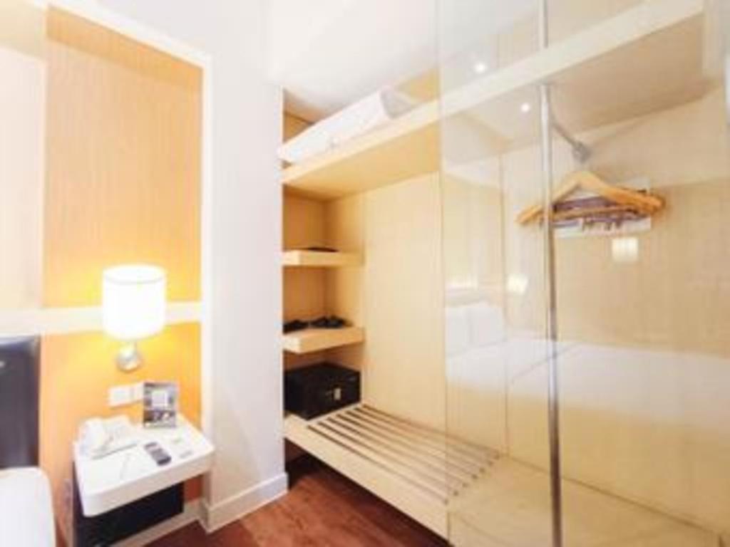 Brits Hotel Karawang Exteriér fotografie