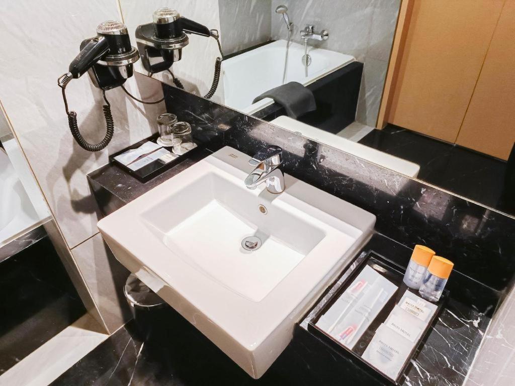 Brits Hotel Karawang Exteriér fotografie