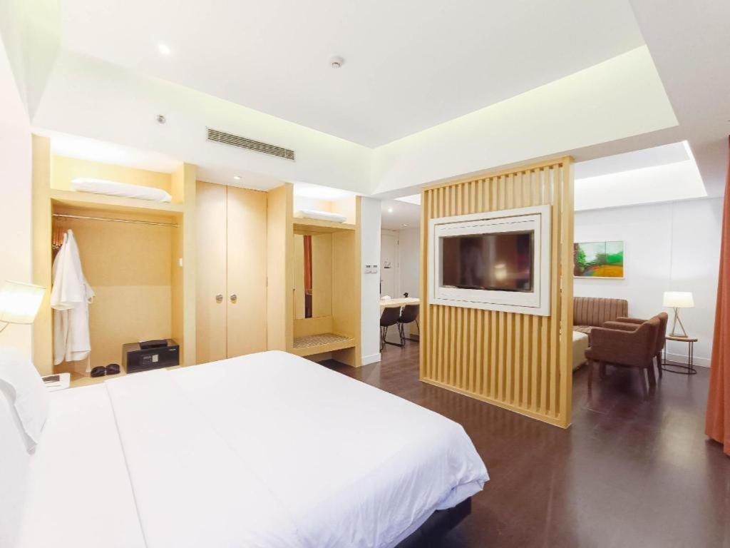 Brits Hotel Karawang Exteriér fotografie